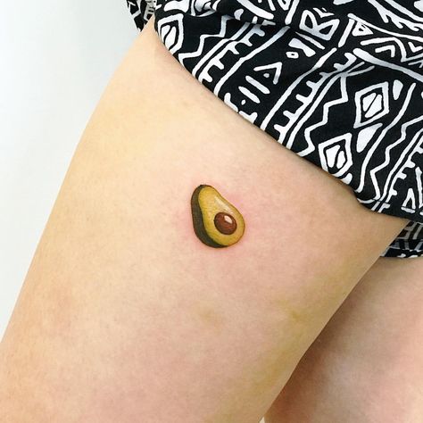 Cute Avocado Tattoo, Aguacate Tattoo, Small Fruit Tattoos, Food Tattoo, Avocado Tattoo, Patch Tattoo, Hip Tattoo Designs, Tropical Tattoo, Fruit Tattoo