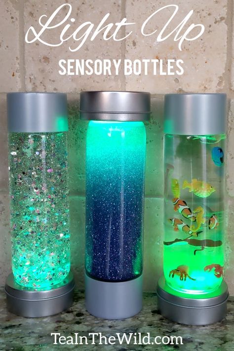 Light adds a whole new dimension of fun and creates many more possibilities for sensory bottles. Sensory Bottles Preschool, Glitter Sensory Bottles, Calming Bottle, Oppgaver For Barn, Calm Down Jar, Calm Down Bottle, Water Bottle Crafts, Kat Diy, Discovery Bottles