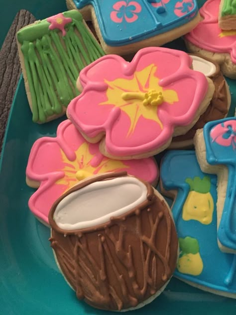 Gökkuşaği Pasta, Hawaiian Birthday Cakes, Luau Cookies, Coconut Dream, Hawaiian Birthday, Tanah Liat, Pretty Birthday Cakes, 14th Birthday, Cute Birthday Cakes