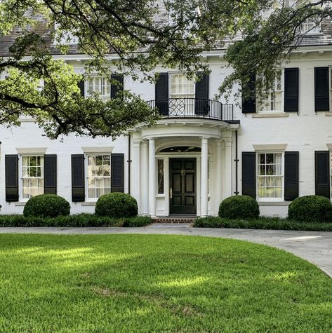 10 Favorite White Houses With Lasting Appeal 1930s Exterior, Country House Architecture, White Colonial House, Monterey Colonial, Colonial Chic, Potted Boxwood, White Colonial, Colonial House Exteriors, Wallpaper And Paint