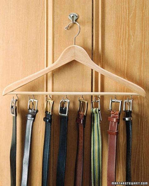 20 Creative Ways to #Organize and #Decorate with Hangers - If you are looking for fun and creative ways to decorate and you have a lot of hangers just lying around, there are many crafts that you can do with those hangers. Using hangers for decorating is great because they offer organization as well as decoration. Handmade Father's Day Gifts, Organizar Closet, Belt Storage, Belt Rack, Belt Organizer, Belt Hanger, Diy Belts, Diy Gifts For Men, Handmade Gifts For Men