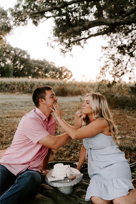 Cake Engagement Photos, Couple Poses Photoshoot, Wedding Anniversary Photoshoot Ideas, First Anniversary Pictures, Anniversary Photoshoot Ideas, Anniversary Photography Poses, Anniversary Picture Poses, Wedding Anniversary Photoshoot, Anniversary Cake Pictures