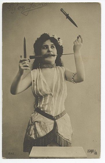 Lady Knife Thrower c1905 Cirque Vintage, Circus Vintage, Old Circus, Grafika Vintage, Circus Sideshow, Dark Circus, Circus Performers, Night Circus, Images Vintage