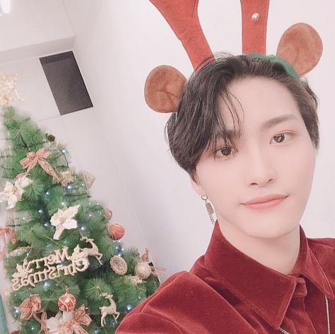 Seonghwa Christmas, Christmas App Icons Red, App Icons Red, Vsco Recipe, Christmas App Icons, Aesthetic Park, Seong Hwa, Ateez Icons, Christmas Apps