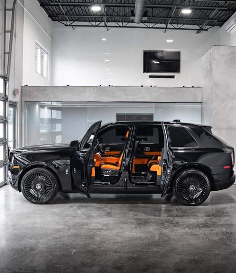 Mafia Cars, Rolls Royce Cullinan Black, Black Luxury Cars Rolls Royce, White Rolls Royce Cullinan, Black Rolls-royce, Blacked Out Rolls Royce Cullinan, Inside Of Rolls Royce, Tmax Yamaha, Car Life Hacks