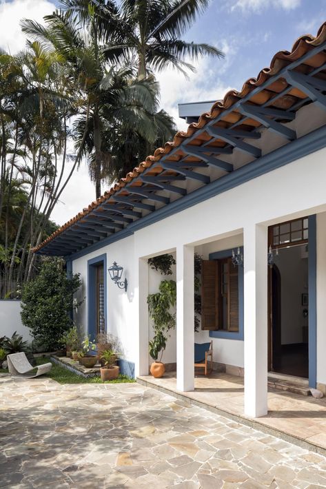 Fotos: Filippo Bamberghi / Divulgação Paisagismo: O Ciclo Natural Localizada no bairro Alto de Pinheiros, na cidade de São Paulo, essa casa ocupa um terreno naturalmente plano de 600m². Construída em 1973 com características da arquitetura colonial por uma família de portugueses, a casa manteve seu projeto praticamente intacto ao longo de 50 anos, com poucas alterações.   #decor #decoração #interiordesign #homedecor #casadecorada El Salvador Homes, Saint Antonio, Hacienda Style Homes, Hacienda Style, Colonial Architecture, Colonial House, Sims House, Glamping, Open House