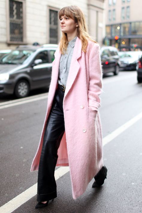 Sobretodo o gabanes Coats Outfit, December Outfits, Pink Coats, Milan Street Style, Pink Coat, Hottest Fashion Trends, 2020 Fashion, Coat Outfits, Street Chic