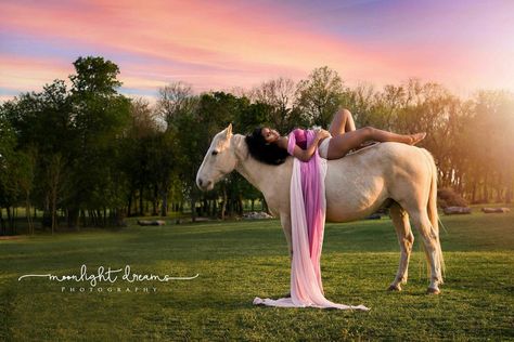 Maternity pics with horses Pics With Horses, Country Maternity Photography, Country Maternity, Horse Photoshoot Ideas, Maternity Photoshoot Ideas, Pictures With Horses, Dreams Photography, Maternity Photography Poses Couple, Maternity Photography Poses Pregnancy Pics