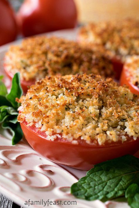 Baked Stuffed Parmesan Tomatoes - A incredible stuffing made from crispy bread crumbs, cheese and garlic is packed into sliced tomato halves, then baked.  Super simple and super delicious! Baked Tomato Recipes, Parmesan Tomatoes, Stuffed Food, Crispy Bread, Tomato Dishes, Stuffed Tomatoes, Fresh Tomato Recipes, Pasta Vegetariana, Baked Tomatoes