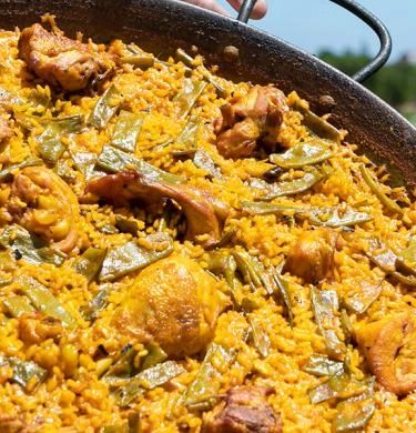 Kochen Sie spanische Paella mit unserem Original-Rezept für Paella Valenciana. Lesen Sie das Rezept von Visit Valencia und machen Sie Paella Valenciana! Valencia Paella, Paella Recept, Paella Valenciana, European Food, Polenta, Paella, Valencia, Slow Cooker, Madrid