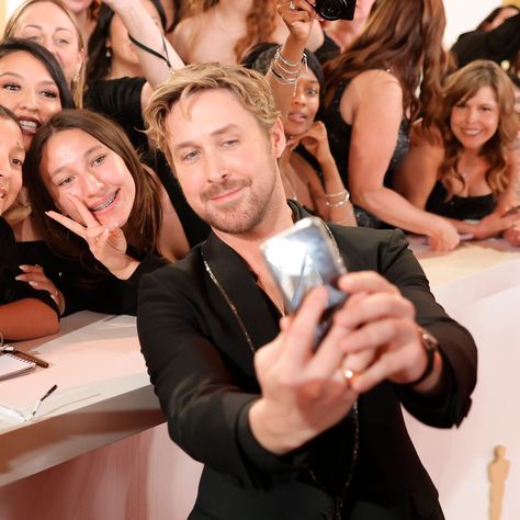 I simply wouldn't keep my composure in the Ryan Gosling selfie ❤️ 📸: @gettyimages #RyanGosling #Oscars2024 #AmericaFerrera Ryan Gosling Rare, Ryan Gosling Selfie, Ryan Gosling Oscars 2024, Literally Me Ryan Gosling, Ryan Gosling Literally Me, Ryan Gosling Meme, America Ferrera, The Fall Guy, Райан Гослинг