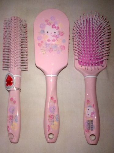 Sanrio Hairbrush, Hairbrush Aesthetic, Clutter Core, Hello Kitty Headphones, Hello Kitty Hair, Kitty Aesthetic, Aesthetic Disney, Hello Kitty Merchandise, Sanrio Stuff