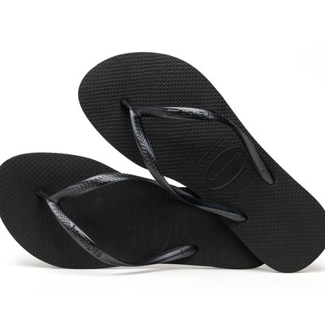 Havaianas slim black flip flops are a bestseller. A slim, feminine model with an narrower elegant shape. A chic style for summer. -Made in Brazil -Material: Rubber Sole Square Toe Flip Flops, Glitter Flip Flops, Sparkly Sandals, Rubber Flip Flops, Square Logo, Havaianas Flip Flops, Black Flip Flops, Casual Chique, Warm Weather Outfits