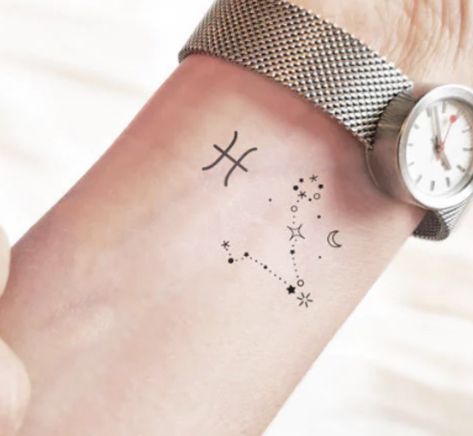 Fine Line Pisces Tattoo, Piscis Tattoos, Simple Pisces Tattoo, Pices Zodiac Tattoo, Pisces Constellation Tattoo, Pisces Tattoo Designs, Harry Tattoos, Twin Tattoos, Pisces Tattoo