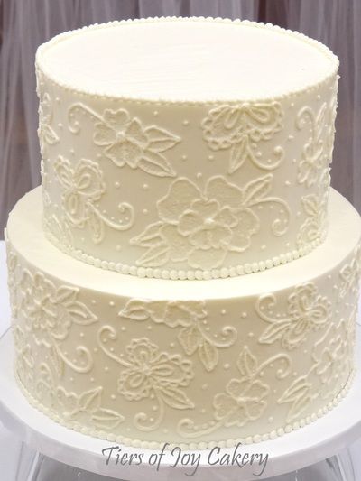 White wedding cake with handpiped lace design. Hand Piped Wedding Cake, White Lace Wedding Cake, Wedding Cake Embroidery, Wedding Core, Champagne Wedding Cakes, 2 Tier Wedding Cakes, Peacock Cake, Brush Embroidery, Decorator Frosting