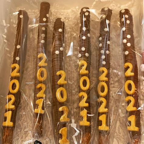 New Years Pretzel Rods, New Years Chocolate Covered Pretzels, New Years Chocolate Covered Strawberries, New Years Theme, Covered Pretzel Rods, Pretzel Treats, Chocolate Covered Pretzel, New Year's Desserts, Chocolate Covered Pretzel Rods