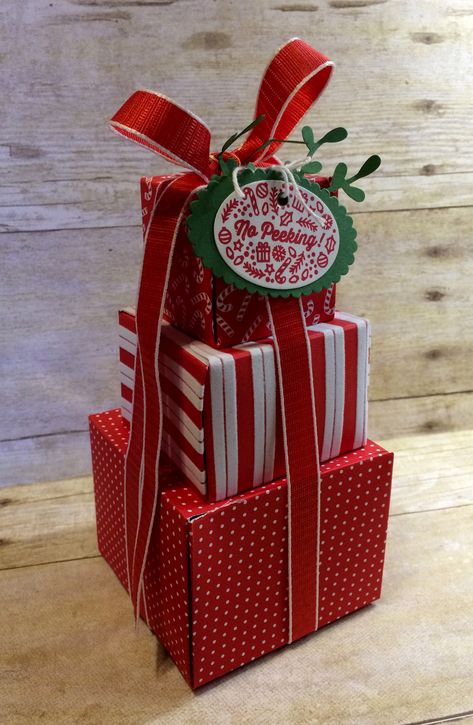 How To Stack Gifts With Ribbon, Gift Box Christmas Decoration, Creative Christmas Box Ideas, Gift Stand Ideas, Christmas Gift Stack, Tiered Gift Wrapping Ideas, Gift Stacking Ideas, Wrapped Presents Decorations, Diy Gift Box Decoration