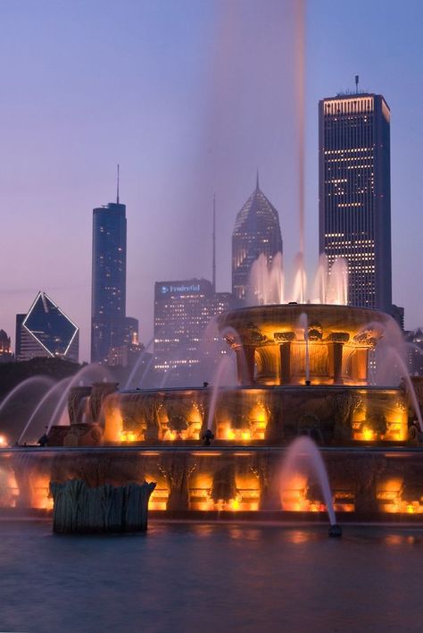 Chicago Living, Chicago Lakefront, Chicago Downtown, Buckingham Fountain, Chicago At Night, Shedd Aquarium, Field Museum, Visit Chicago, Soldier Field