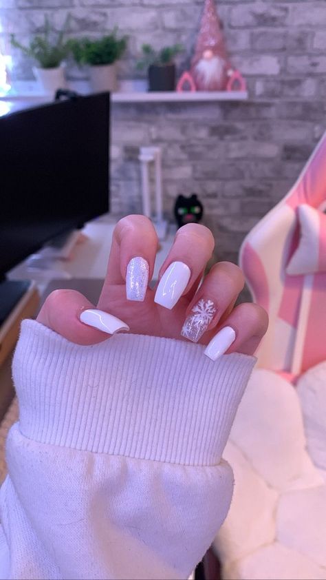 White Nails With Xmas Design, Christmas White Nails Acrylic, Christmas Acrylics Coffin, Nails Christmas Snowflake, Christmas Nails Snowflake Glitter, Casual Nails Acrylic Winter, White Festive Nails, Square Snowflake Nails, White Acrylic Christmas Nails