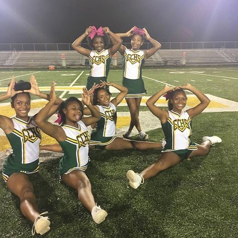 Hbcu Cheer, Edges Ideas, Cheerleading Tips, Cheer Goals, Male Cheerleaders, Cheer Dance Routines, Cheer Hacks, Black Cheerleaders, Sideline Cheer