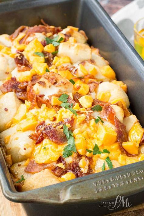 Bacon Cheese Pull Apart Bread | I love pull apart bread recipes, but this is an amazing breakfast idea! Cheese Pull Apart Bread, Pull Apart Recipes, Savory Monkey Bread, Cheese Pull Apart, Cheesy Pull Apart Bread, Cheese Pull, Bread Biscuits, Bread Pull Apart Recipes, Homemade Hamburger