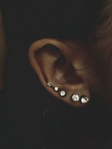 Graduated Lobe Piercings | 28 Adventurous Ear Piercings To Try This Summer Piercings Corps, Piercing Lobe, Ear Peircings, Types Of Ear Piercings, Lobe Piercings, Cool Piercings, Cute Ear Piercings, Cute Piercings, Lobe Piercing