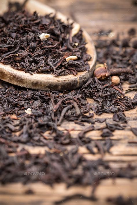 Black Tea Aesthetic, Tea Leaves Aesthetic, Tea Dark Aesthetic, Coffee Bean And Tea Leaf Aesthetic, Black Tea Photography, Tea Leaves Photography, Black Tea Powder, Black Tea Types, Healing Tea Recipes