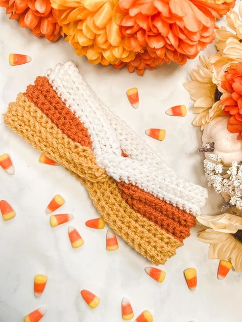 Free Quick & Easy Twisted Crochet Headband - Sierra's Crafty Creations Candy Corn Crochet, Corn Crochet, Crochet Candy Corn, Fall Crochet Projects, Crochet Headband Tutorial, Crochet Candy, Crochet Pour Halloween, Bandeau Au Crochet, Ribbed Crochet