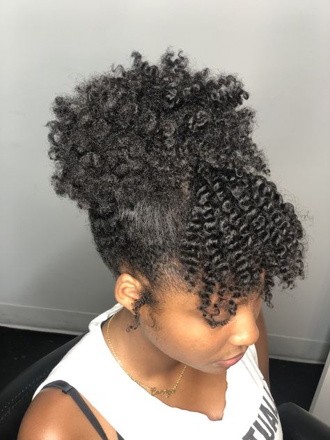 Natural hair twistout puff and bang by @lele.the.artisan Short Twistout Hairstyles, Puff With Bangs Natural Hair, Short Bob Black Hair, Bob Black Hair, Bangs Natural Hair, Twistout Hairstyles, Bun Hairstyles For Women, High Curly Ponytail, College Hair