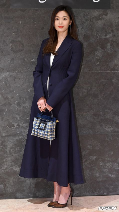 Jun ji hyun 2019 Kdrama Women, Burberry Outfits, Jun Ji Hyun Fashion, Jun Jihyun, Gianna Jun, Older Actresses, Coat Styling, Seo Ji Hye, Jun Ji Hyun