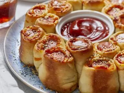 Pull-Apart Cheesy Pigs in a Blanket Mary Berg Pigs In A Blanket, Cheesy Pigs In A Blanket Recipe, Mary Berg Makes It Easy Recipes, Movie Night Recipes, Cheesy Pigs In A Blanket, Mary Makes It Easy, Savory Apps, Pigs In A Blanket Recipe, Cheese Pull Apart