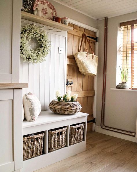 Flint Cottage, Bench With Baskets, Mudroom Decor, Hallway Designs, Country Interior, Small Apartment Decorating, Hall Decor, Cottage Interiors, Home Entrance Decor