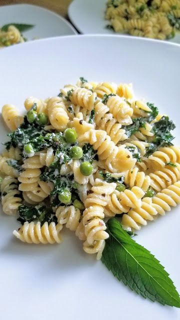 Creamy Lemon Pea Pasta, Lemon Pasta With Peas, Lemon Ricotta Pasta With Arugula, Peas And Ricotta Pasta, Kale Ricotta Pasta, Lemon Pasta With Ricotta And Fresh Peas, Food Recipes Easy, Mozzarella Pasta, Pasta With Peas