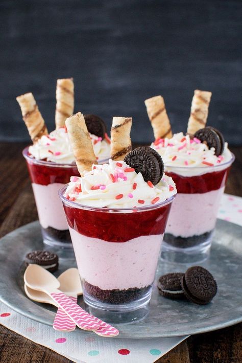 Strawberry Mousse Cheesecake Parfaits Cherry Tiramisu, Strawberry Cheesecake Mousse, Strawberry Cheesecake Parfaits, Biscotti Cheesecake, Pudding Chia, Dessert Mini, Cheesecake Parfaits, Strawberry Pie Filling, Cheesecake Mousse