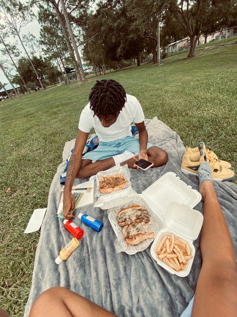 Couple Recreation Pictures, Picknick Date Aesthetic, Date Astethic, Thing To Do With Your Bf, Date Ideas Black Couples, Couple Dates Aesthetic, Picnic Date Ideas Boyfriends, Couple At The Park, Teen Date Ideas