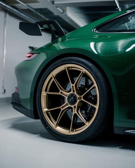 Iphone Wallpaper Ocean, Green Porsche, Gold Wheels, Car White, Top Cars, Supercars, Car Wheel, Cool Cars, Dream Cars