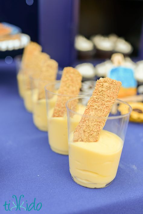 Recipe and tutorial for making a cookie version of Fish Fingers and Custard, the first food the 11th Doctor discovered his new tastebuds liked. Doctor Who Food Ideas, Doctor Who Food, Doctor Who Nails, Doctor Who Cakes, Doctor Who Baby, Doctor Who Birthday, Dr Who Party, Dr Who Wedding, Custard Cookies