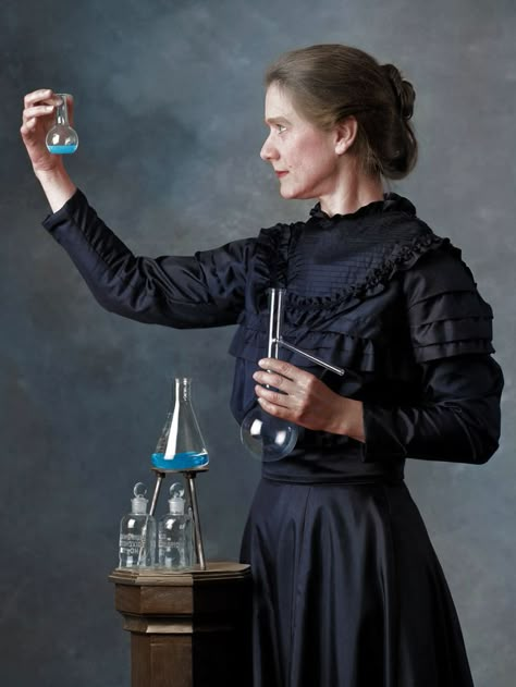 Marie Curie (1867/1934). Colorization by Timothée Moreau Women In Physics, Valentina Tereshkova, Science Aesthetic, Radium Girls, Rosalind Franklin, Nobel Prize In Physics, Love On The Brain, Modern Physics, Women In Science