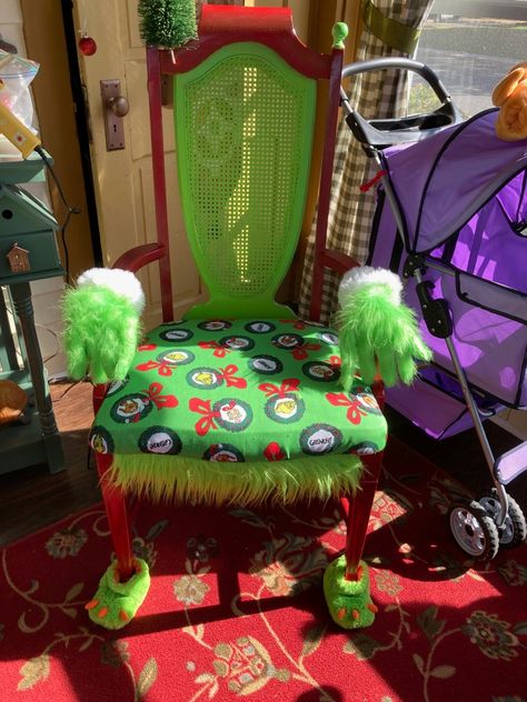 My Mom made an awesome Christmas Grinch Chair! Grinch Painted Chairs, Grinch Chair Diy, Grinch Chair, Grinch Christmas Tree Diy, Grinch Stuff, Grinch Decorations, Christmas Chair, Grinch Christmas Tree, Grinch Christmas Party