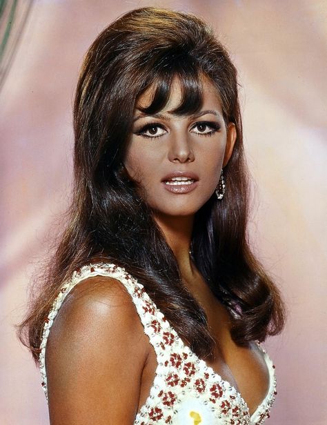 4) Claudia Cardinale | Las actrices italianas más guapas de todos los tiempos en el cine | GQ México y Latinoamérica Gina Lollobrigida, Claudia Cardinale, Italian Beauty, Italian Actress, Actrices Hollywood, Sophia Loren, Brigitte Bardot, Gal Gadot, Vintage Hollywood