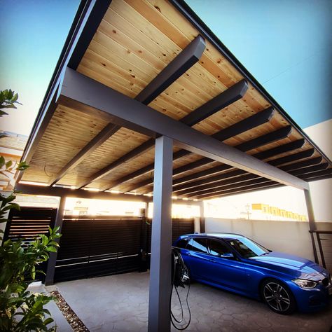 Garaje independiente en gris e incoloro Pergola Garage, Parking Plan, Car Porch Design, Modern Carport, Contemporary Garage, Metal Building Designs, Porch Design Ideas, Carport Garage, Shelter Design