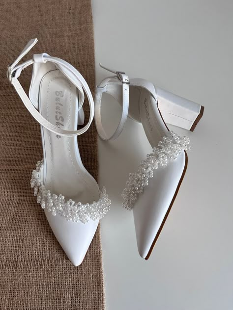 Civil Wedding Shoes Heels, White Bride Heels, Bride Comfortable Shoes, Thick Heel Wedding Shoes, Steve Madden Wedding Shoes, White Wedding Shoes Brides Heels, Wedding Aesthetic Vintage, Kasut Kahwin, Details Wedding Invitation