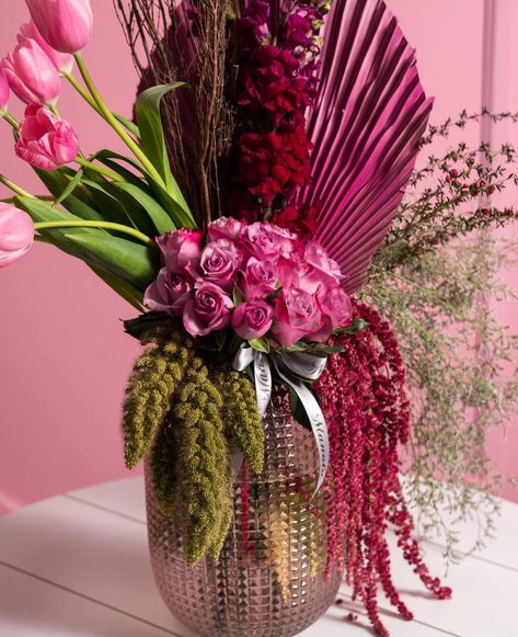 Tropical Pink Floral Arrangements, Pink Floral Arrangements, Entryway Designs, Basket Flower Arrangements, Tropical Flower Arrangements, Diy Wedding Reception, Creative Flower Arrangements, Flower Gift Ideas, Faux Floral Arrangement