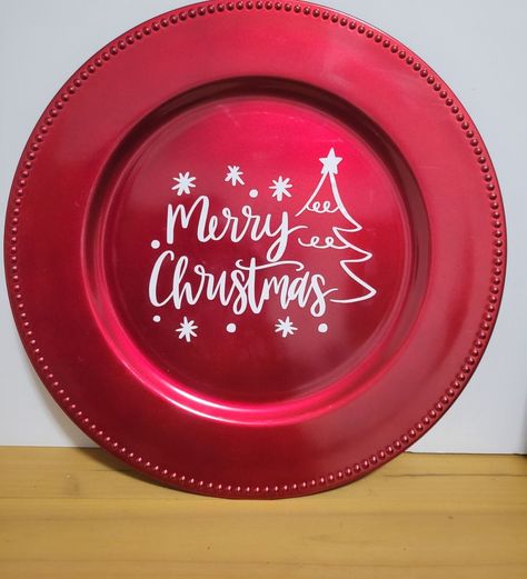 Cricut Charger Plate Ideas, Christmas Charger Plates With Vinyl, Charger Plate Christmas Ideas, Charger Plate Ideas, Charger Plates Christmas, Plate Decorating, Charger Plate Crafts, Silver Charger Plates, Silver Chargers