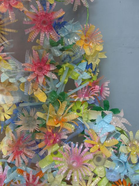 Plastic Bottle Flowers, Plastic Bottle Art, Art Zine, Recycled Art Projects, Spring Window, Paper Mache Sculpture, Plastic Bottle Crafts, Recycled Art, Plastic Flowers