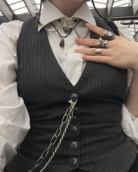 Victorian Punk Fashion, Victorian Female Outfit, Victorian Style Outfit Modern, Victorian Alt Fashion, Edgy Victorian Fashion, Suits For Women Corset, Victorian Era Outfits Aesthetic, Victorian Suits Women, Victorian Modern Outfit