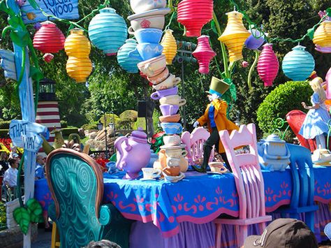 Fairy Tale Parade Float Ideas, Disney Homecoming, Summer Installation, Parade Float Ideas, Alice In Wonderland Play, Homecoming Floats, Parade Ideas, Alice In Wonderland Tea Party Birthday, Angela Baby