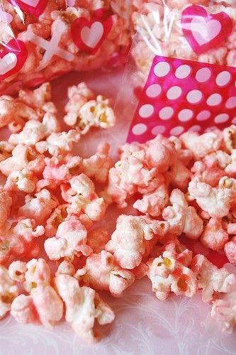 Pink Popcorn Recipe, Popcorn Chips, Pink Popcorn, Popcorn Recipe, Popcorn Party, Edible Creations, Candy Popcorn, Baking Recipes Cookies, Popcorn Recipes