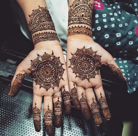 25 Beautiful Henna Design Inspirations – Saraswati Designs Mehndi Designs Finger, Henna Hand Designs, Round Mehndi Design, Henna Hands, Inai Pengantin, Simple Arabic Mehndi Designs, Arabic Henna Designs, Indian Mehndi Designs, Tato Henna