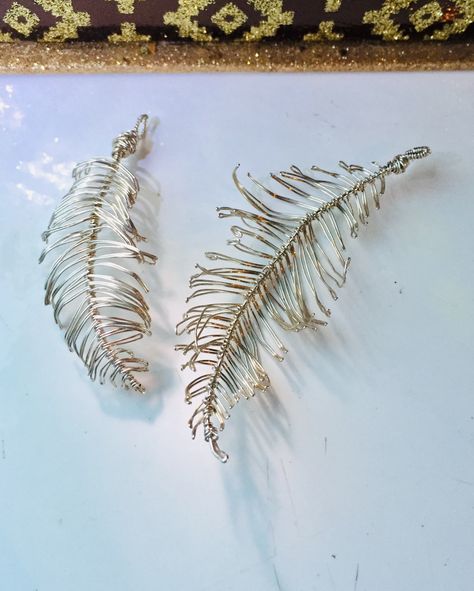 Wire Wrapped Feather, Wire Feather, Paper Figures, Wire Bookmarks, Copper Wire Art, Crystal Diy, Steampunk Mask, Wire Sculptures, Jewellery Craft